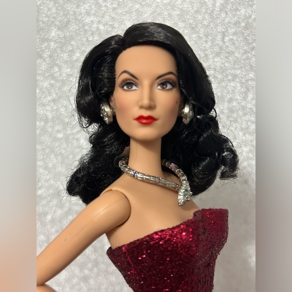 💎 BARBIE MARIA FELIX DOLL SIGNATURE, RED DRESS WITH SNAKE JEWELRY. - Picture 6 of 10